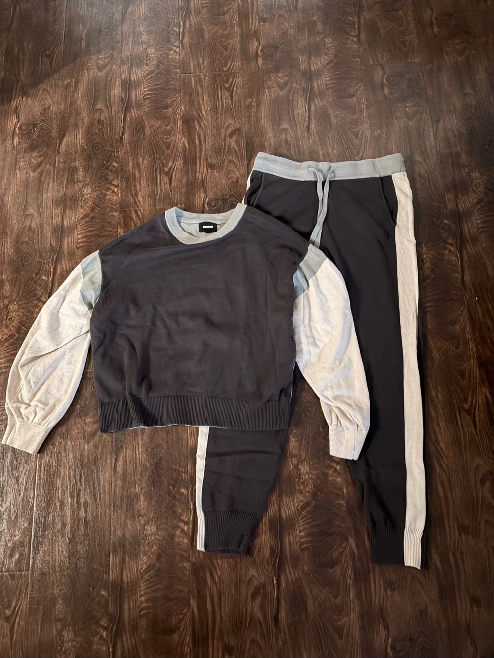 Monrow Set- Color Block Sweatsuit - Picture 4 of 5